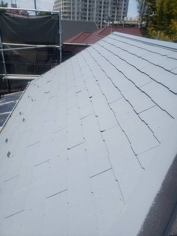 屋根の中塗りが完了したところです。（エスケー化研 クールタイトSi CLR-106 グレー）