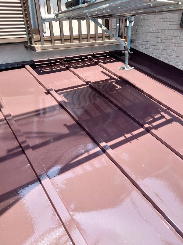 中塗り後上塗りをして下屋根塗装が完了しました。（エスケー化研 クールタイト CLR-103 ココナッツブラウン）