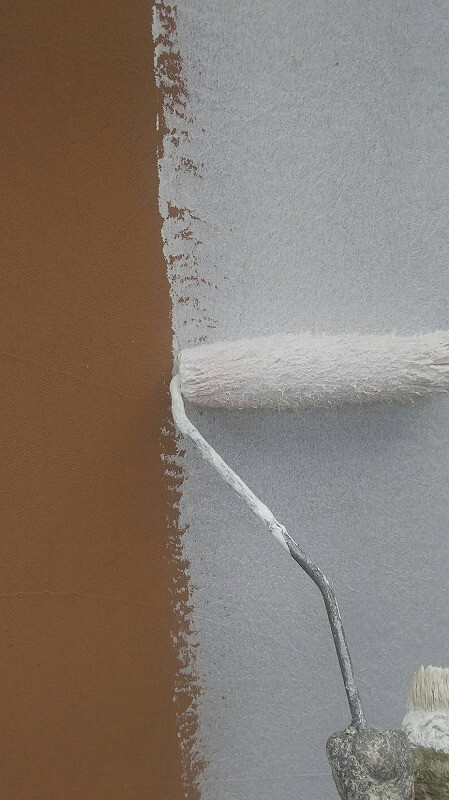 西面外壁はひび割れが多いため、弾性塗料でしっかりとひび割れ対策を施します。（エスケー化研 水性ソフトサーフSG）