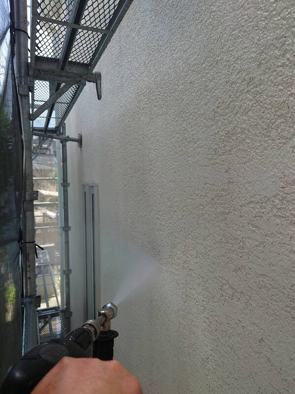 水圧を調整しながら外壁を洗浄します。