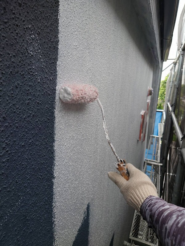外壁の下塗りをしています。（エスケー化研 水性ソフトサーフSG）