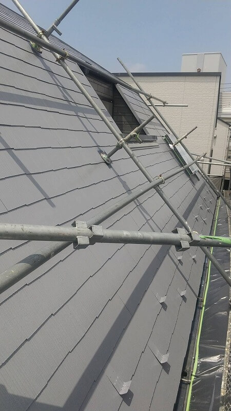 南側の屋根は中塗りまで終了しました。（エスケー化研 クールタイト CLR-106 グレー）