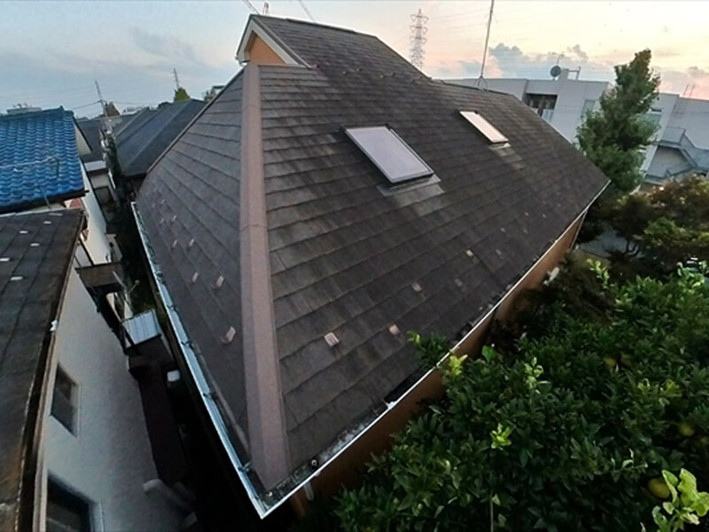 屋根は日当たりによって汚れ具合が違いますが、大きな割れなどはなさそうです。