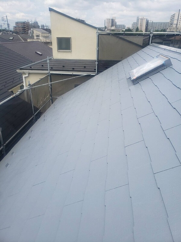 続いて屋根の上塗りが完了しました。（エスケー化研 クールタイト Si CLＲ-106 グレー）