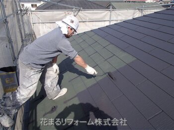 屋根の塗装をする職人