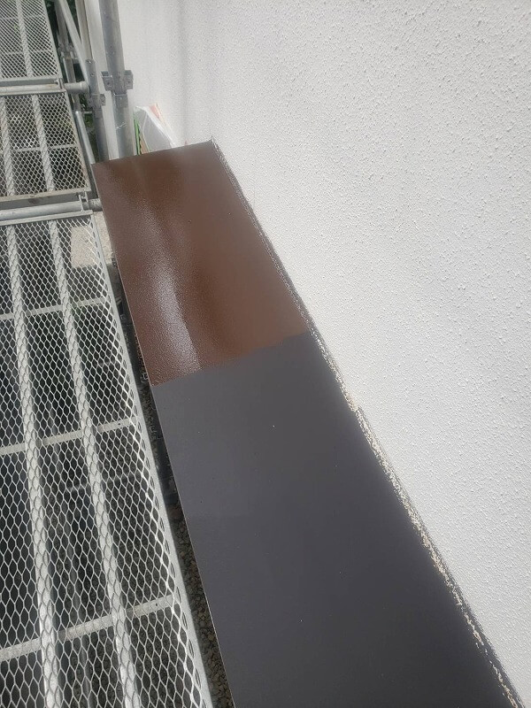 庇は濃い茶色で塗装します。（エスケー化研 クリーンマイルドシリコン 255）