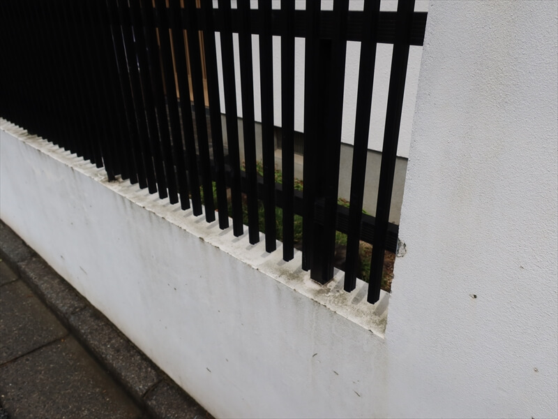 フェンス付の塀は、フェンスの真下に水が伝い落ちるため、汚れが目立ちやすくなります。