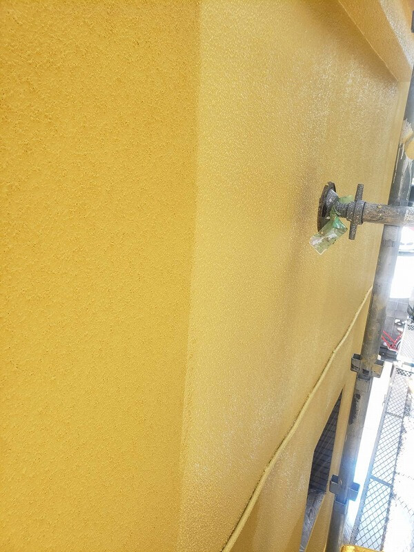 昨日に引き続き、外壁の上塗り中です。（エスケー化研 アートフレッシュ T-4035）