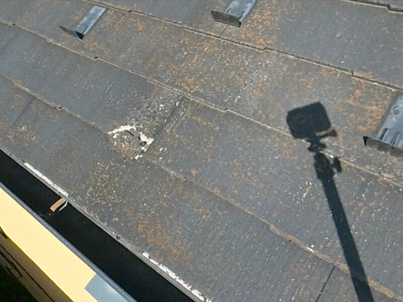屋根材が劣化したか、何かが当たって大きな欠けができていることがわかりました。