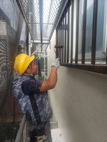 外壁塗装 府中市M様邸 面格子塗装中 2022082237323