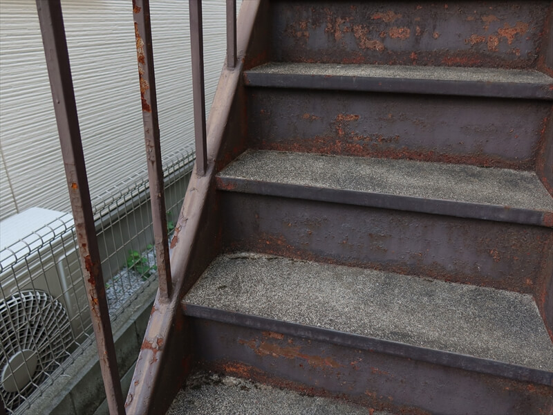 ２階に上がる外階段は鉄部が錆びて表面がボロボロと落ち始めています。