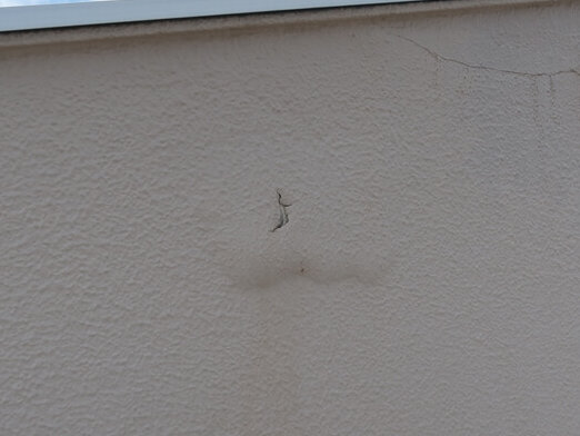 屋上に出入りするための塔屋の壁にふくれができていました。上部にはヒビもありました。