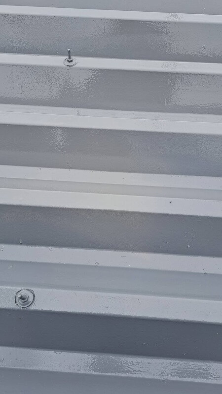 屋根の上塗りをしました。（エスケー化研 クールタイト CLR-106 グレー）