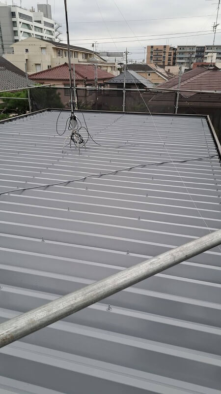 屋根は中塗りまで完了しました。（エスケー化研 クールタイト CLR-106 グレー）