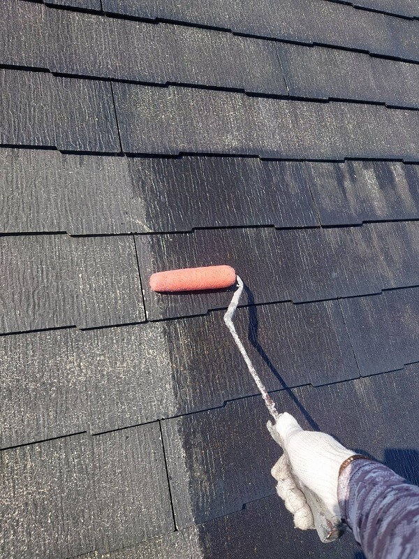 屋根の下塗りをしています。（エスケー化研 マイルドシーラーEPO クリヤー）