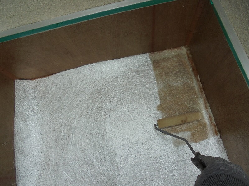 床にはローラーでガラスマットを含侵させます。