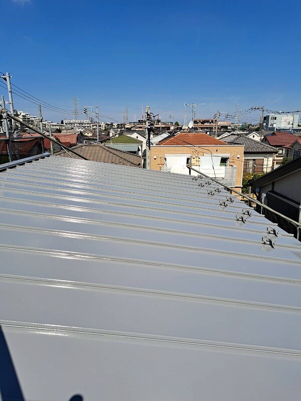 キレイに仕上がった屋根の色と青空がいい感じですね。（エスケー化研 クールタイトSi CLR-106 グレー）