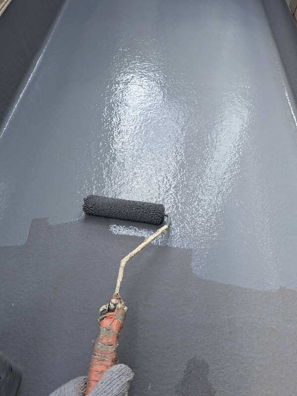 バルコニー床の１回目のFRPトップコートの塗装中です。（日本特殊塗料 タフシールトップ#300 グレー）