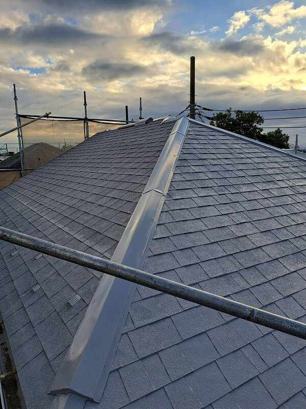 本日の屋根塗装は中塗りまで完了しました。（エスケー化研 クールタイトSi CLR-106 グレー）