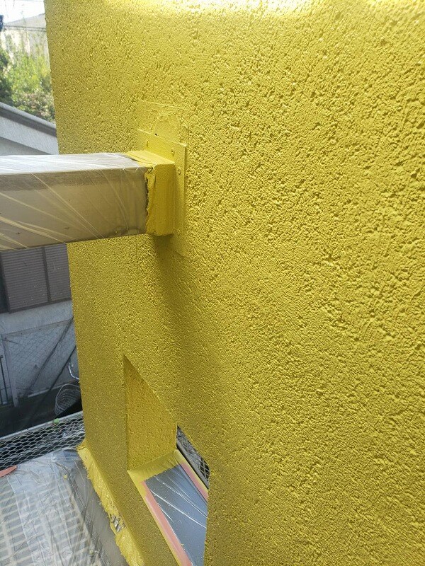 玄関前にあるアクセント外壁の裏側もしっかり塗装します。（エスケー化研 アートフレッシュ 25-70L）