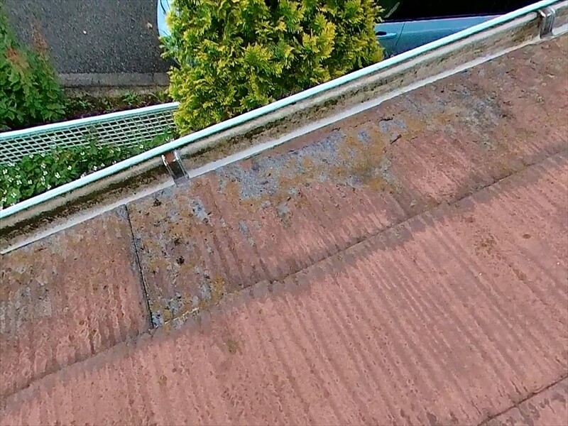 表面がボロボロとはがれて中が見えています。こういう傷んだ屋根に油性の塗料は使えません。