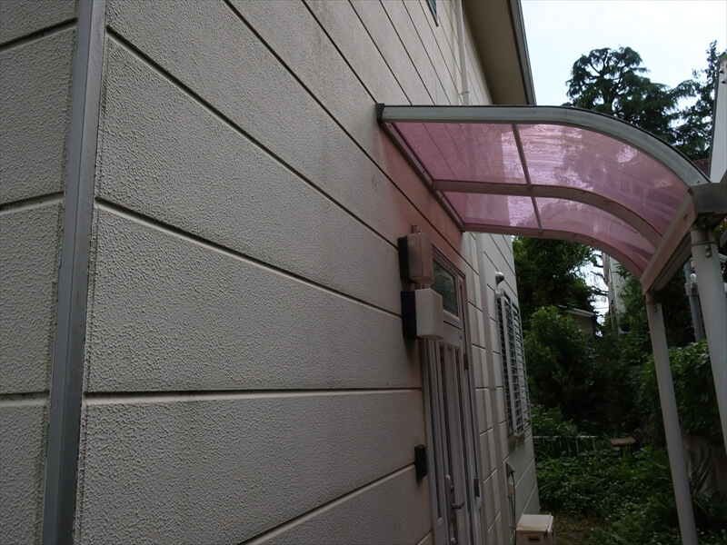 玄関のアーチ状の屋根。丸くなったポリカ素材は交換できないため、破損しないように注意が必要です。