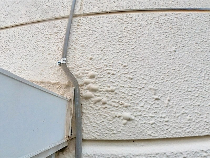 壁の不自然なふくれ。元々、壁本体にふくらみがあるのか、前回の塗料がはがれてふくらんでいるのかの区別が重要です。