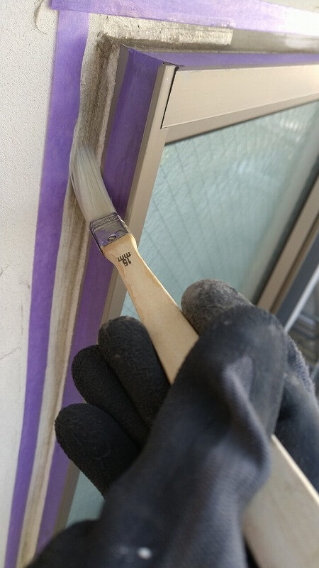 窓周りのシーリング材充填前にプライマーを塗っています。