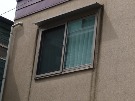 窓の縁から１本、屋根から１本と汚れが並ぶため、汚れが太く見えてしまいます。