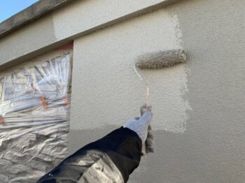 外壁塗装 世田谷区S様邸 ベランダ壁上塗り中 2022120839157