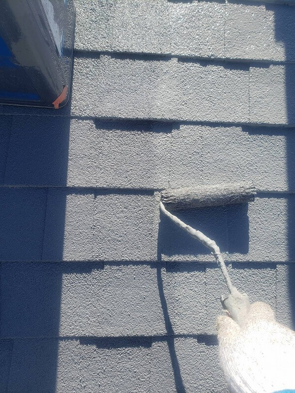 屋根の上塗り中です。（エスケー化研 水性クールタイトシリコン CLR-106 グレー）