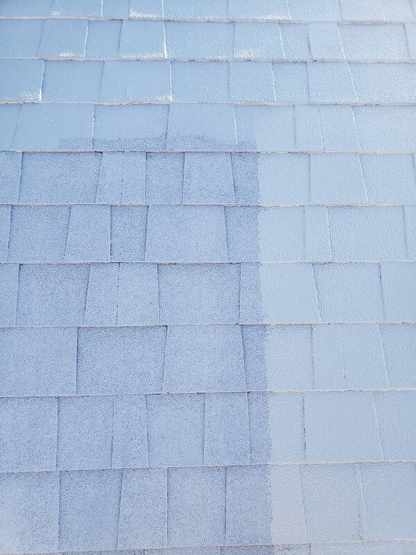 屋根の中塗りをしています。（エスケー化研 水性クールタイトシリコン CLR-106 グレー）