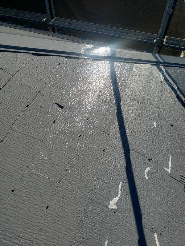 屋根の上塗り中です。（エスケー化研 クールタイトSi CLR-106 グレー）
