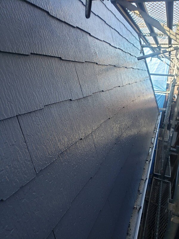 屋根の上塗りが間もなく完了します。（エスケー化研 クールタイトSi CLR-106 グレー）