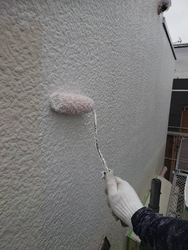 外壁の下塗り開始です。（エスケー化研 水性ソフトサーフSG）