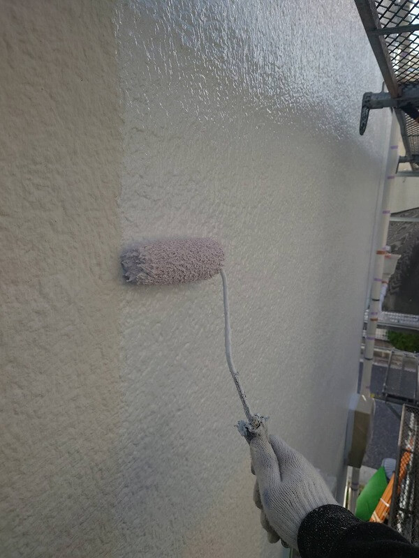 外壁の中塗りをしています。（エスケー化研 クリーンマイルドシリコン ３分艶 75-90D）