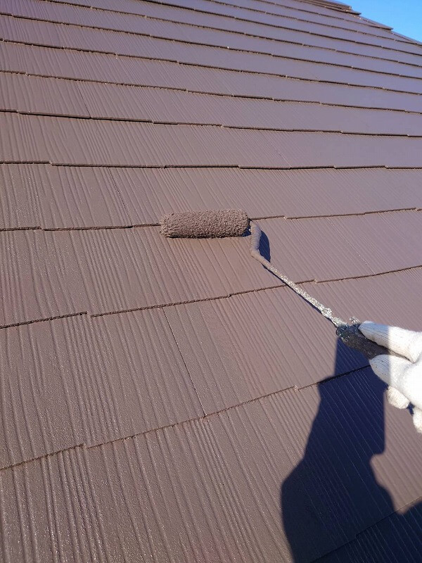 屋根も上塗り開始です。（エスケー化研 クールタイトSi CLR-108 アイビーブラウン）