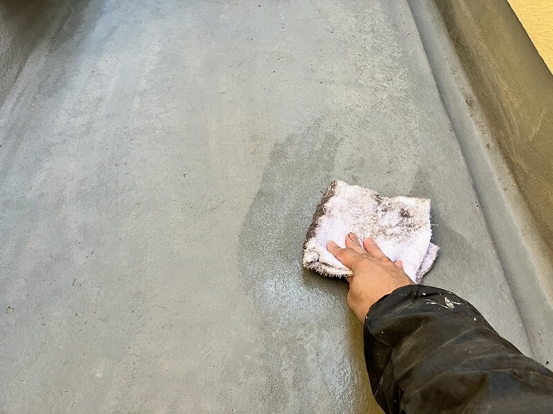 前回の塗料やサンダーで出た汚れをアセトンを含ませた布で拭き取ります。
