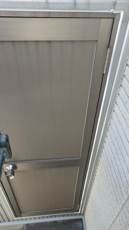 ドア廻りにシール施工しました。