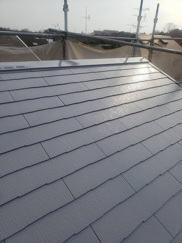 本日で屋根の塗装は完了しました。（エスケー化研 クールタイトSi CLR-106 グレー）