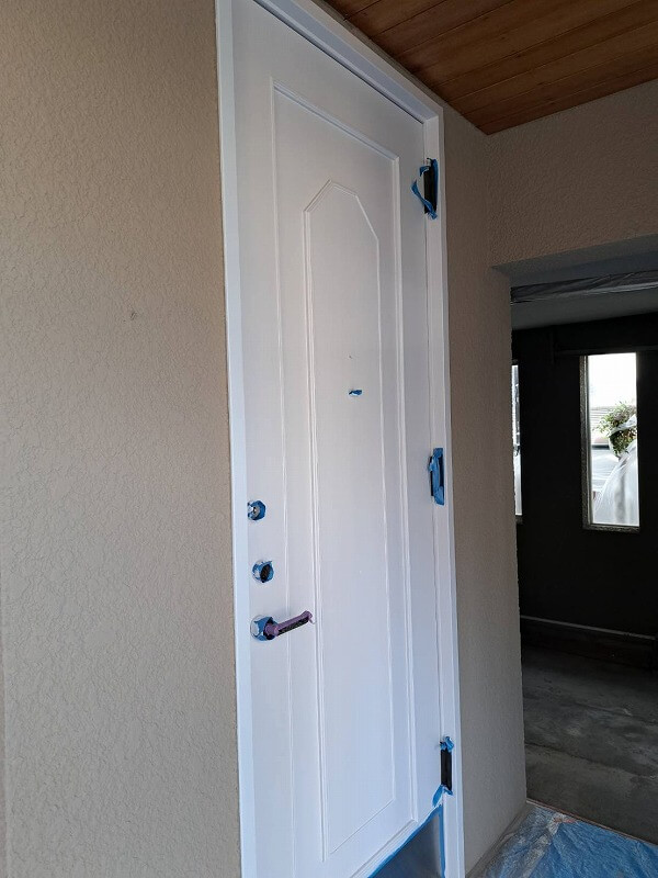 玄関扉もキレイに塗装されました。