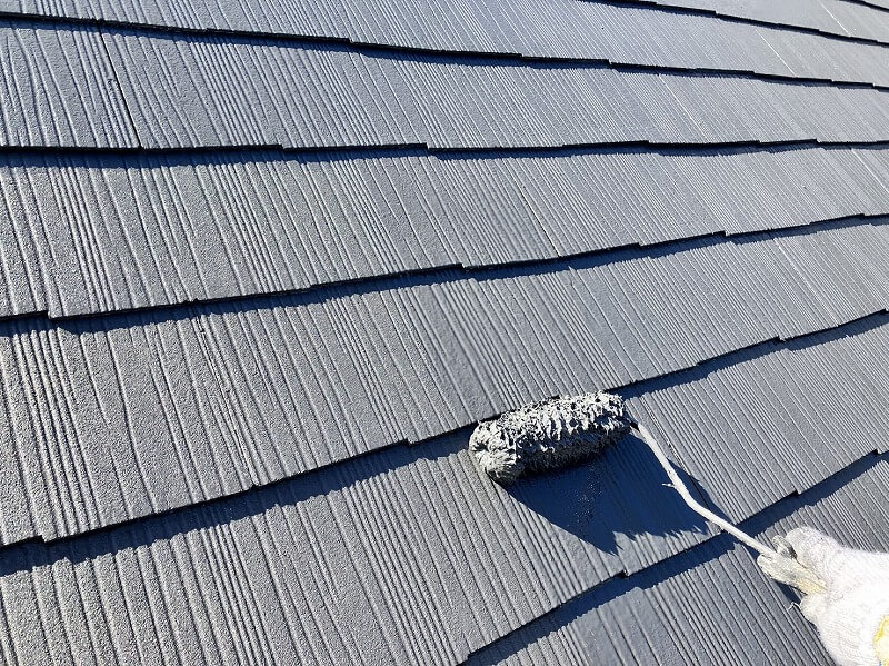 屋根の上塗り中です。（エスケー化研 クールタイトSi CLR-121 セピアブラウン）