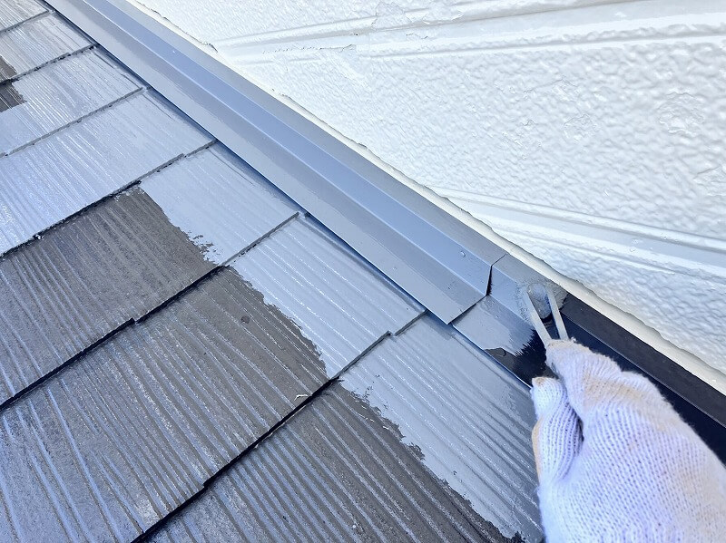 屋根の細部から中塗りを始めています。（エスケー化研 クールタイトSi CLR-106 グレー）