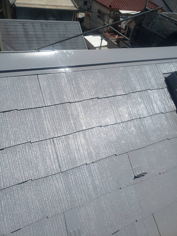 屋根の上塗りが完了しました。（エスケー化研 クールタイトSi CLR-106 グレー）