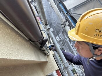 外壁塗装 世田谷区I様邸 雨樋塗装中20230530S__4096009