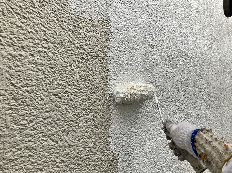 外壁の下塗りをしています。（エスケー化研 水性ソフトサーフSG）