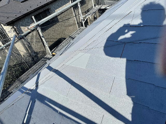 屋根板金はグレーで違和感もないことから、今回は塗装しませんでした。