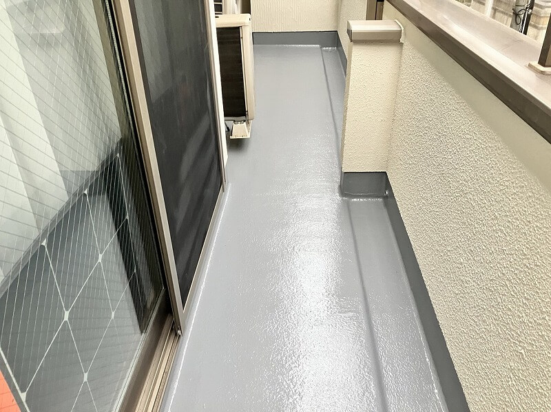 バルコニー床の塗装が終了しました。（日本特殊塗料 タフシールトップ＃300 グレー）