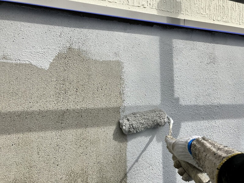 壁がきれいになると基礎も気になり、急きょ基礎専用塗料で塗装することになりました。（エスケー化研 ベースプロテクト PB-075）
