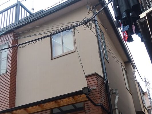 建物と電線が近いので、作業中に感電しないように電線防護管が必要です。